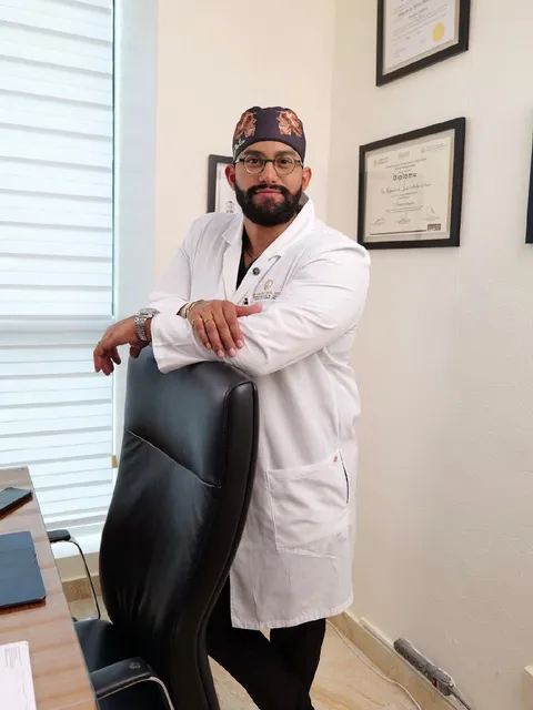 Dr. Edgardo Mateo, neurocirujano especialista en base de cráneo y columna, en su consultorio en Santo Domingo