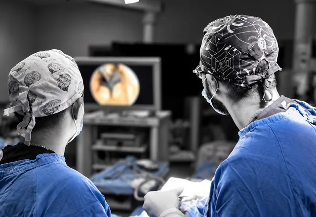 Dr. Edgardo Mateo y su equipo en una cirugía endoscópica endonasal (endoneurocirugía) guiada por monitor en quirófano, Santo Domingo
